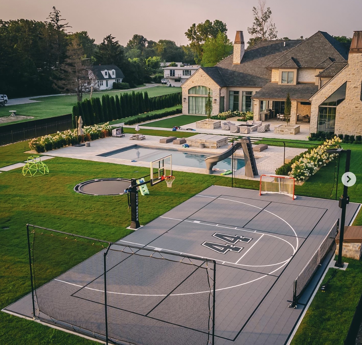 PHOTO FROM: @diycourtcanada, dream backyard